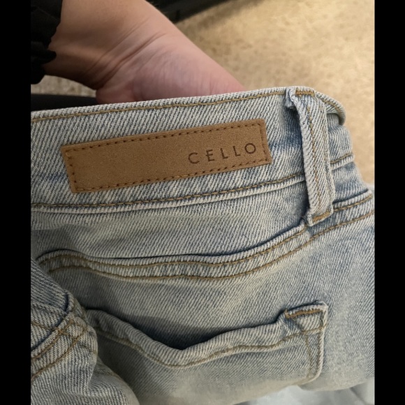 A5 - 258 NWOT Cello High rise distressed mom jeans size 5 - Picture 12 of 15